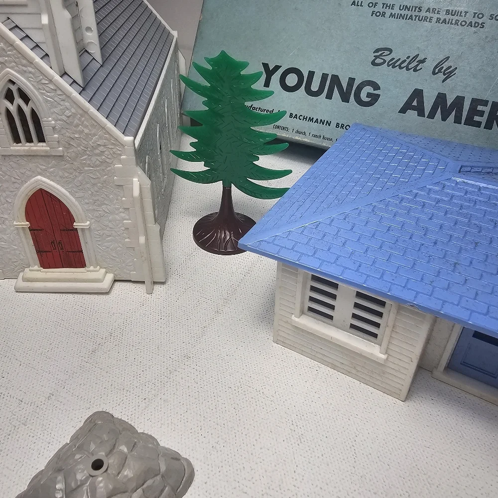 Plasticville USA Young America CH-9 Community Church Set with Ranch House - Picture 3 of 15